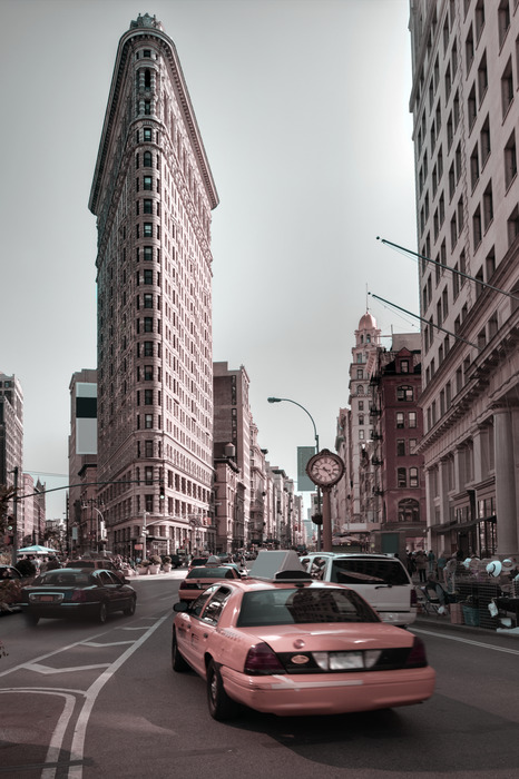 Panorama de la ville avec une voiture rose