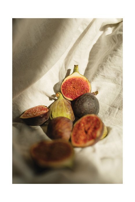 Une composition naturelle de figues mûres sur une nappe blanche