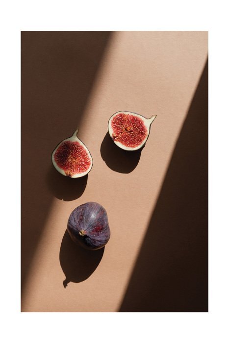 Des figues mûres baignées par la douce lumière dorée du soleil