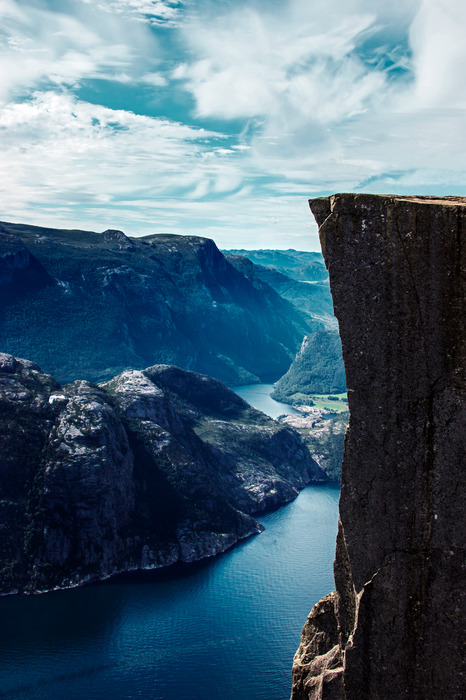 Paysage de montagne et lac azur