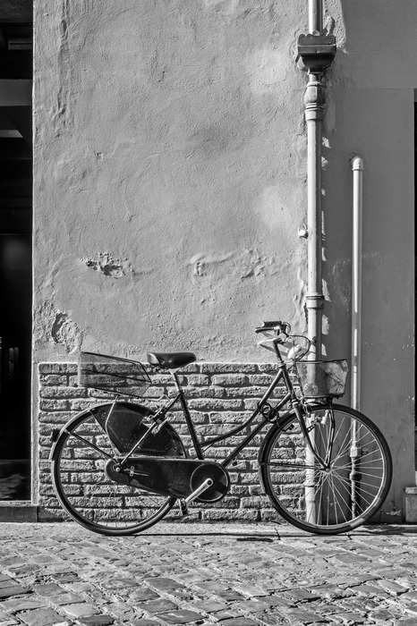 Vélo noir et blanc de style minimaliste