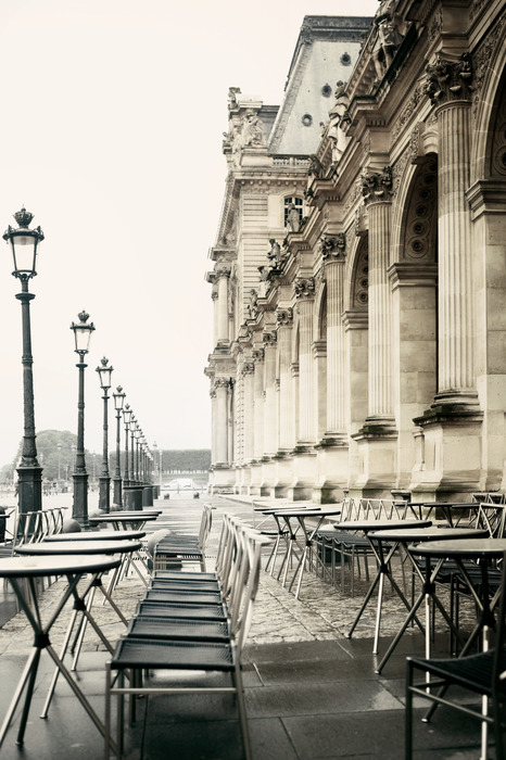 Une rue avec un café de style parisien