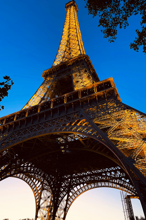 La tour eiffel dorée au coucher du soleil