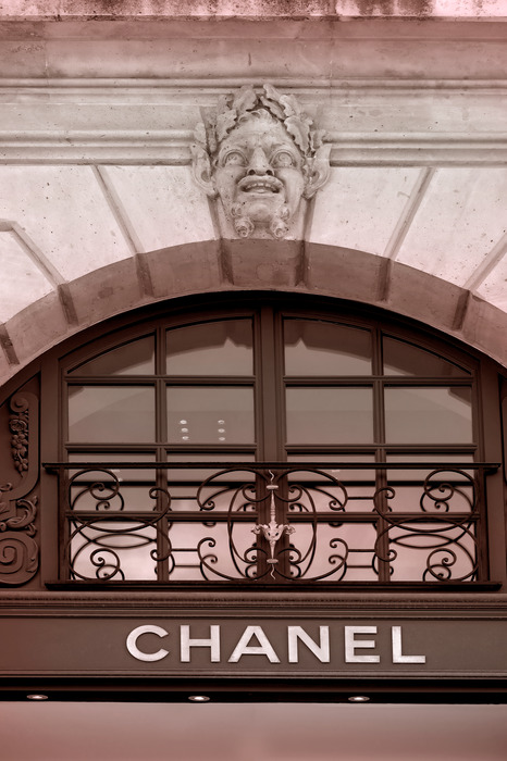 Une luxueuse boutique chanel dans un immeuble d'habitation