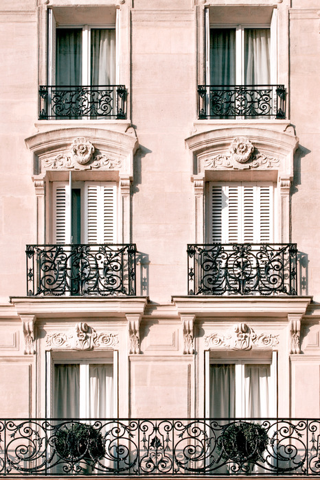 Élégantes portes-fenêtres donnant sur un balcon