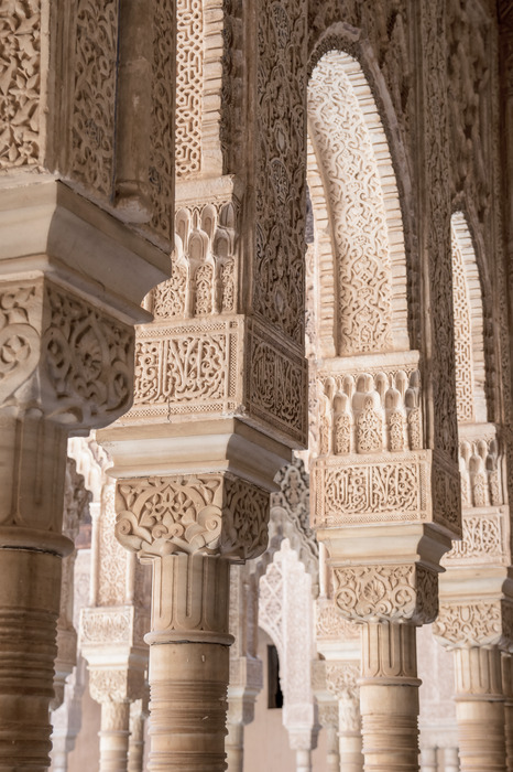 Colonnes ornementales dans la lumière