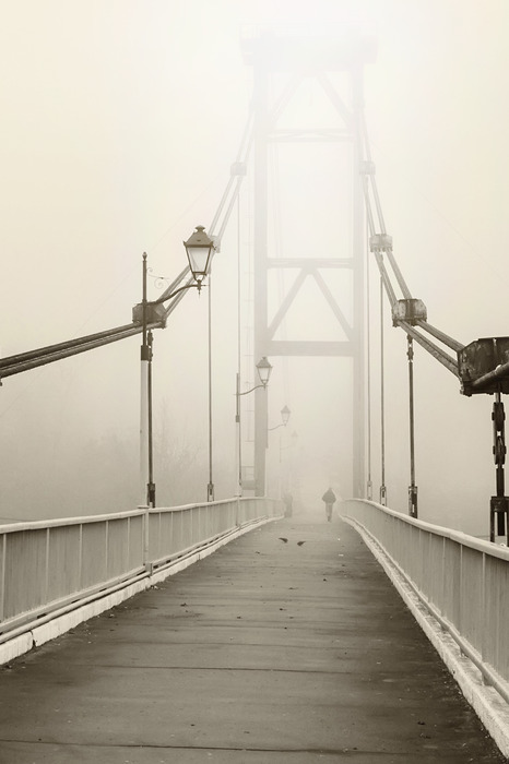 Une photo minimaliste d'un pont dans le brouillard