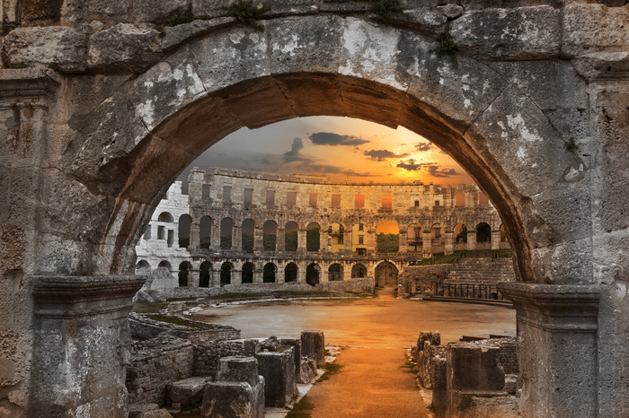 Coucher de soleil sur une architecture ancienne