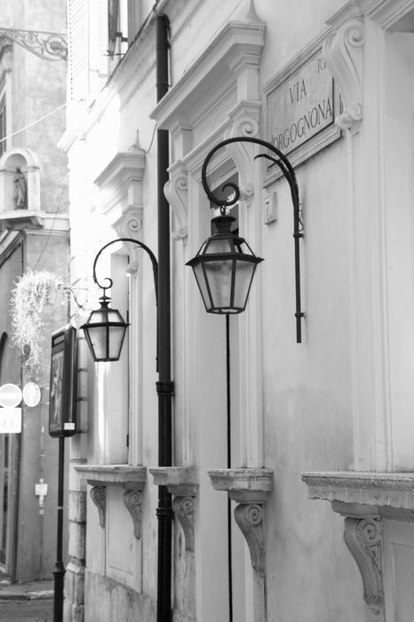 Lampadaires dans une rue étroite de la ville
