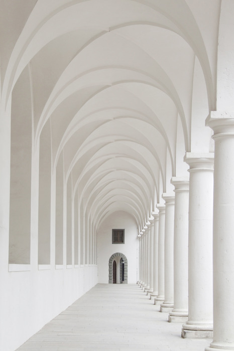 Couloir blanc minimaliste avec colonnes