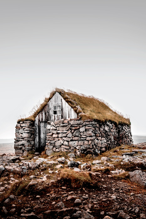Un chalet en pierre dans la nature sauvage