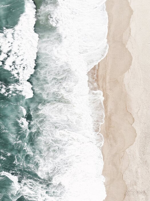 Vagues déchaînées et plage de sable