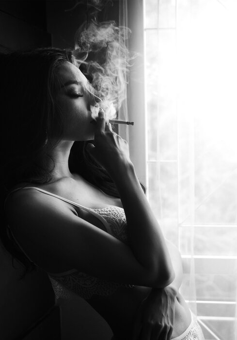 Femme avec une cigarette photographie en noir et blanc