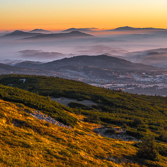 Bergen stad en zonsondergang