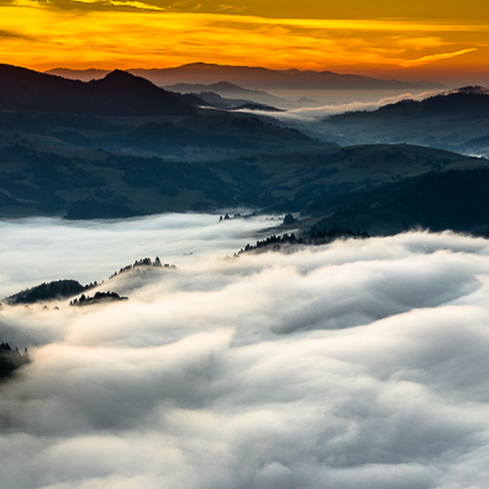 Oranje hemel bergen en wolken