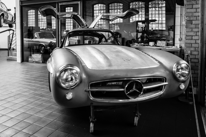 Body mercedes-benz 300sl in de restauratie-workshop van mercedes-benz