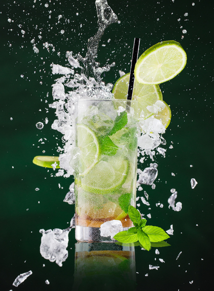 Verse mojito drank met vloeibare plons en crushed ijs in bevriezen beweging