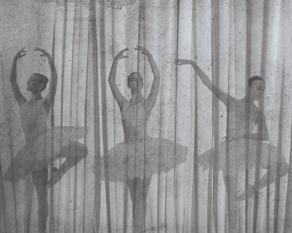 Dansende ballerina&#39;s op een gestreepte achtergrond met textuur