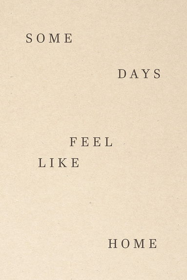 Minimalistische zwarte tekst op een getextureerde achtergrond