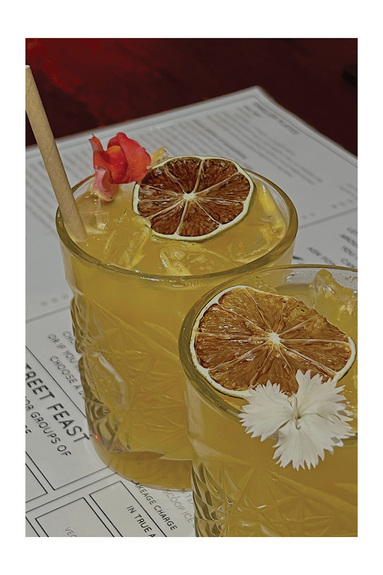 Gouden cocktail met citrusvruchten