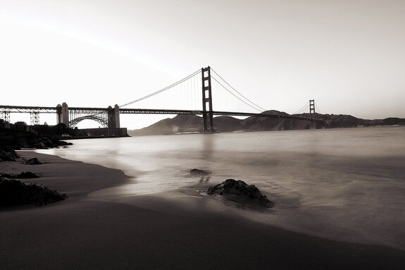 Monochroom landschap met de golden gate bridge