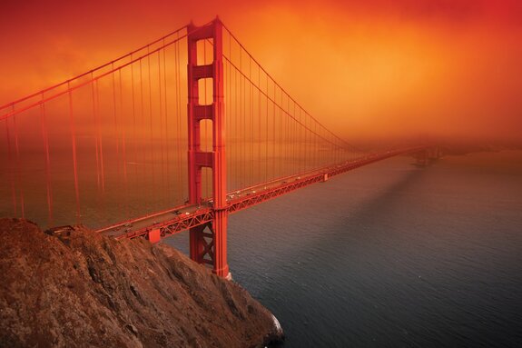 Mistig landschap met zonsondergang en golden gate bridge
