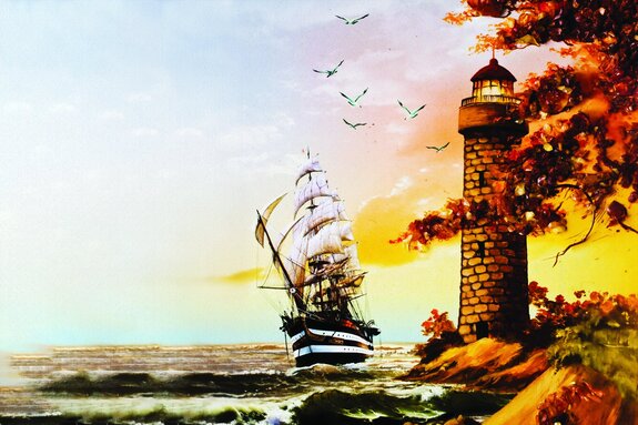 Een klassiek schip met een vuurtoren en golven op de achtergrond.