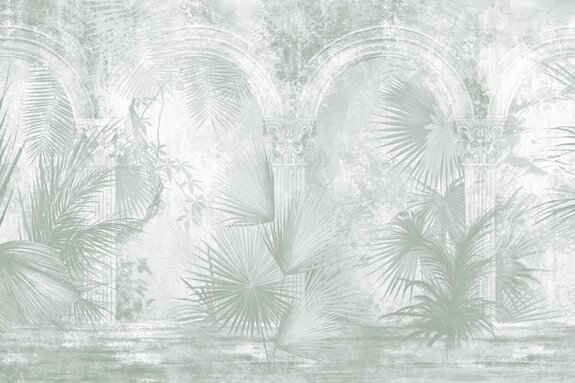 Oude bogen omgeven door weelderige tropische vegetatie