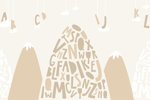 Brieven in de wolken boven een berglandschap