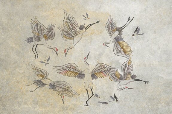 Kranen zweven boven een betonnen muur