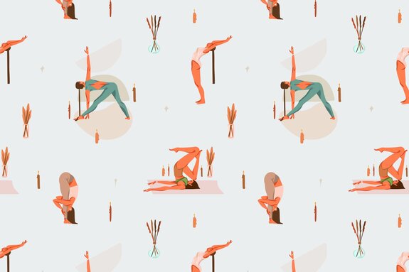 Vrouwen beoefenen yoga bij sfeervol kaarslicht