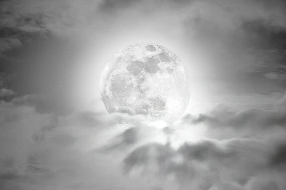 De maan en de delicate wolken in grijstinten