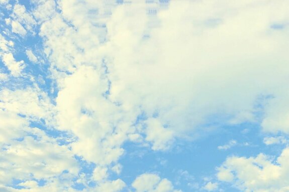 Blauwe lucht met fijne wolken