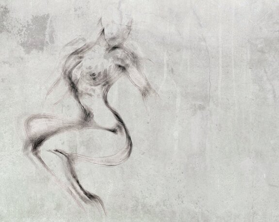 Een sensueel vrouwelijk silhouet tegen een grijze, betonnen achtergrond.