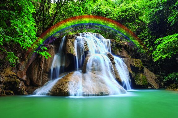 Een schilderachtig landschap met een waterval in het bos en een regenboog