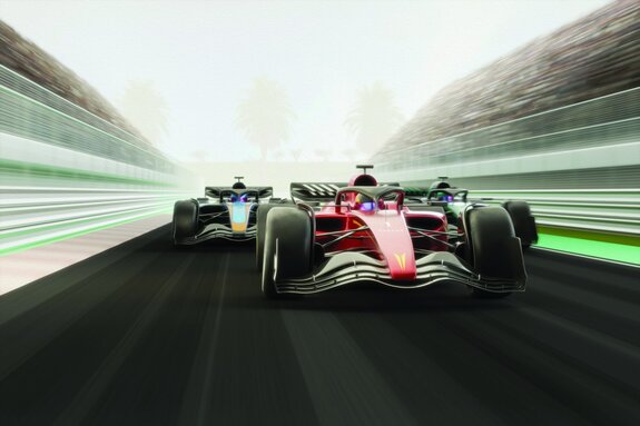 Raceauto&#39;s racen over de baan met palmbomen op de achtergrond