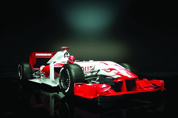 Een raceauto met rode vlammen