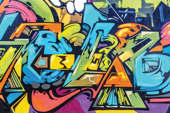 Dynamische, kleurrijke graffiti met een artistieke expressie