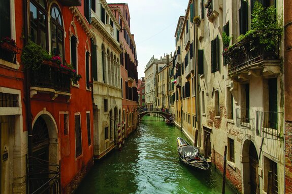 Kanaal van venetië, omringd door historische huurkazernes