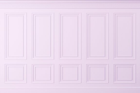 Roze lambrisering die klassieke panelen imiteert