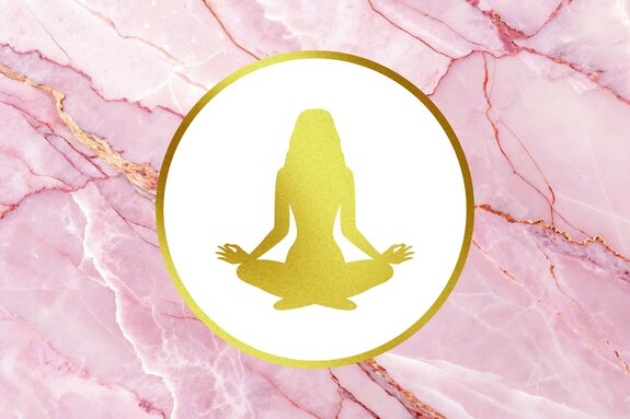 Een mediterende vrouw, omringd door roze marmer.