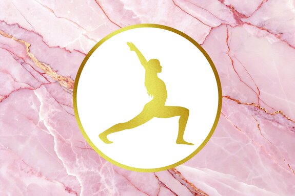 Een vrouw beoefent yoga tegen een roze marmeren achtergrond.