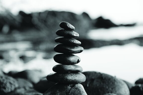 Zwarte en witte kiezels tegen de achtergrond van de zee