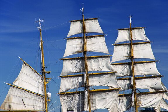 Elegante witte zeilen tegen een heldere hemel