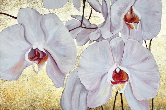 Geschilderde orchideeën op een goudkleurige achtergrond