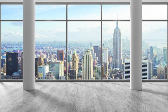 Uitzicht op new york vanuit de ramen van een wolkenkrabber