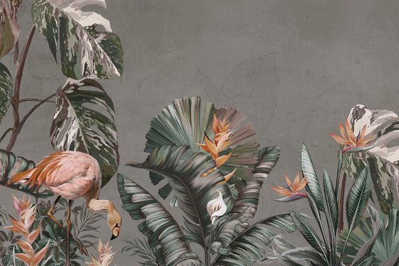 Een roze flamingo tussen strelitzia en bladeren op een grijze achtergrond.