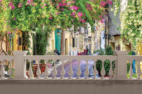 Een stenen straat omzoomd met bloemen in toscane