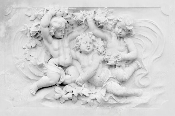 Witte engelsculpturen op een lichte, egale achtergrond