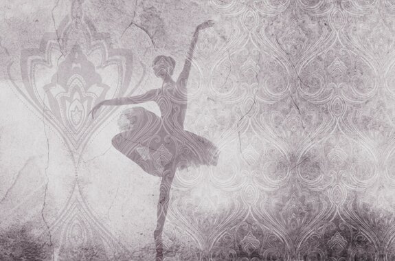 Een ballerina in beweging tegen een betonnen achtergrond met decoratieve ornamenten.